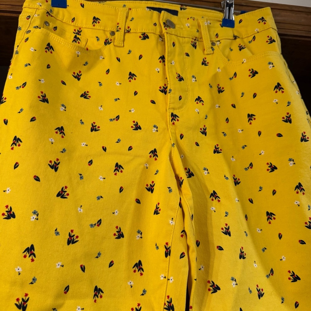 Charter Club Floret Denim Bristol Capri Pants - Picture 4 of 11